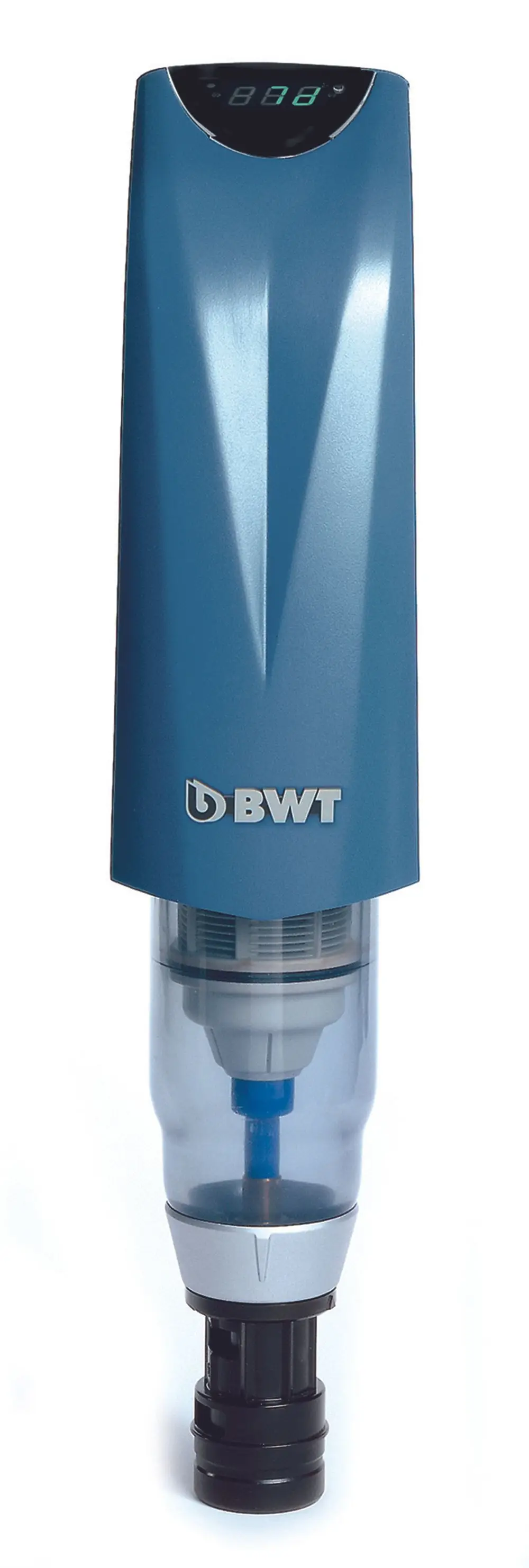 BWT Wasserfilter mit digitaler Anzeige, transparentem Wasserbehälter und Schnellanschluss. Das Design ist ergonomisch mit einer blauen und silbernen Farbgebung.